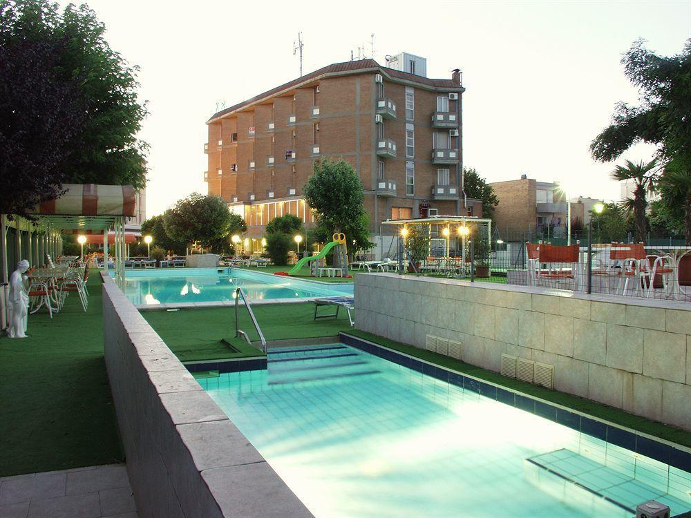 Hotel Marina Beach - Azzurro Club ราเวนนา ภายนอก รูปภาพ